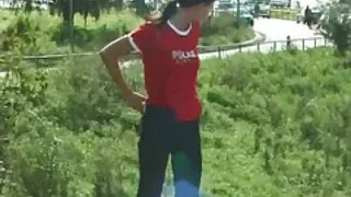 Esmer arabada türbanlı ve uzun saçlı
